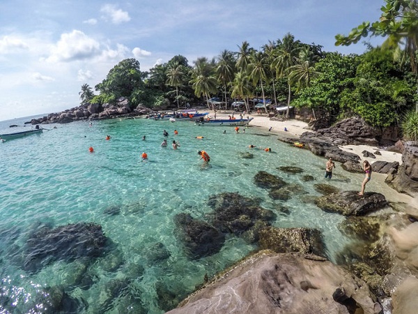 Hòn Móng Tay – hòn đảo hoang sơ với cát trắng, nước trong vắt như pha lê.