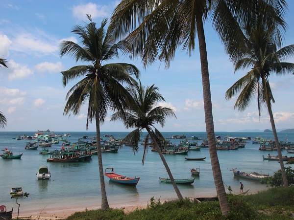 Khung cảnh Gành Dầu rất đẹp bởi những rặng dừa và nhiều chiếc thuyền nhỏ xinh.