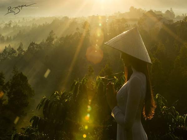 Vẻ đẹp của người con gái Việt trong tà áo dài mỏng manh như sương khói.