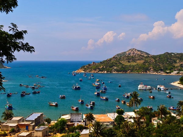 Ninh Chữ là một bãi biển thuộc thôn Bình Sơn, thị trấn Khánh Hải, tỉnh Ninh Thuận