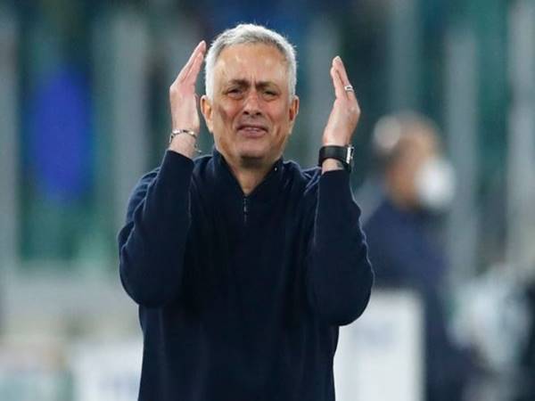 Tin AS Roma 28/2: HLV Mourinho nhận án phạt khi chế giễu trọng tài
