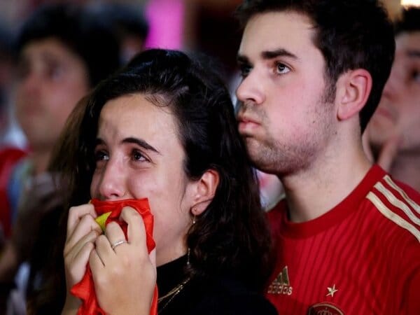 CĐV Tây Ban Nha khóc nức nở khi đội tuyển phải chia tay World Cup 2022