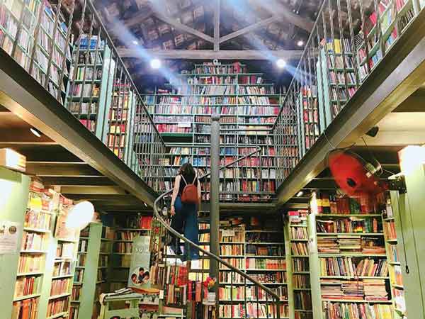Chụp ảnh tại Mao Bookstore bạn sẽ bắt gặp những khoảnh khắc rất Hà Nội