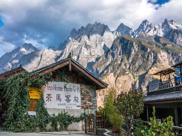 Tiger Leaping Gorge là một trong những hẻm núi sâu và dài nhất thế giới