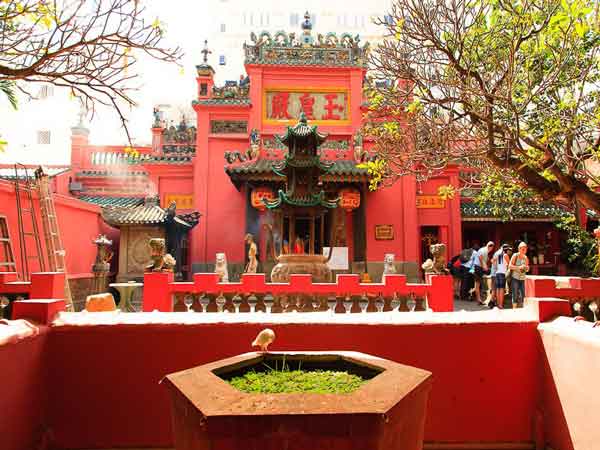 Chùa Ngọc Hoàng nổi tiếng linh thiêng ở Sài Gòn, Việt Nam