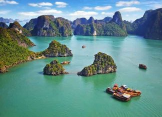 Vịnh Hạ Long nổi bật với hàng nghìn hòn đảo đá vôi lớn nhỏ, tạo nên một bức tranh thiên nhiên kỳ vĩ