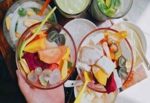 Quán chè Liên nổi tiếng với những món chè đặc sắc như chè thưng, chè đậu xanh