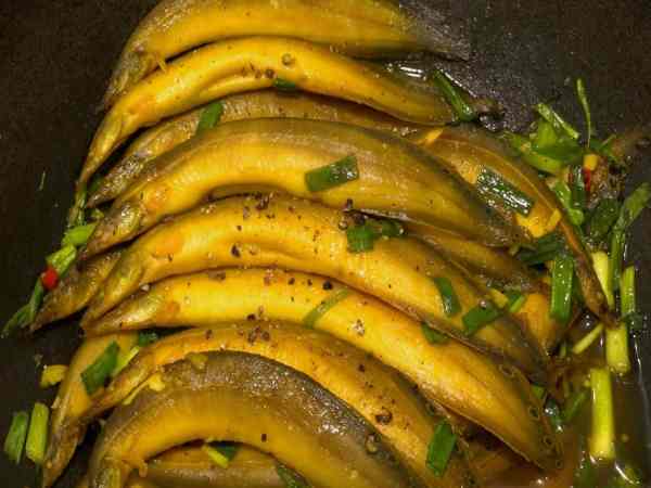 Cá chạch quế kho nghệ