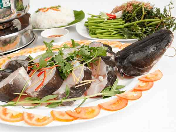 Học lỏm cách nấu lẩu cá lăng miền Bắc chiêu đãi gia đình