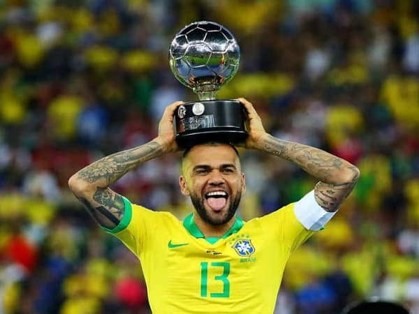Dani Alves là 1 trong những hậu vệ biên nổi bật