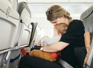 Chia sẻ kinh nghiệm đi máy bay với em bé an toàn