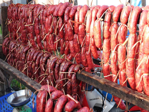 Tung lò mò – xúc xích bò độc đáo của người Chăm
