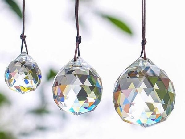 Số lượng treo quả cầu phong thủy trước nhà