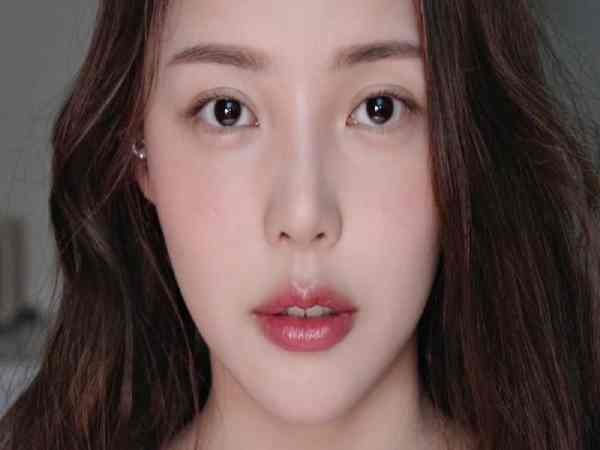 Nữ có mắt hạnh nhân