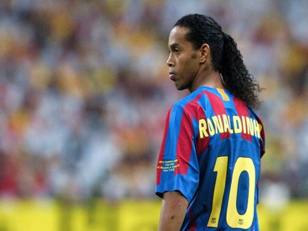Ronaldinho số áo bao nhiêu từ Barca đến AC Milan?